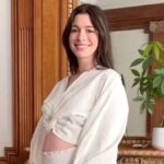 espera a su tercer hijo junto a su esposo Adam Shulman