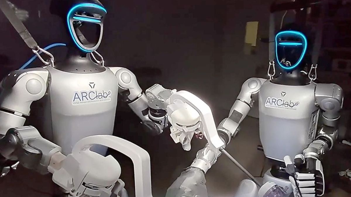 cirujanos utilizan robots humanoides teleoperados para realizar una operación en vivo
