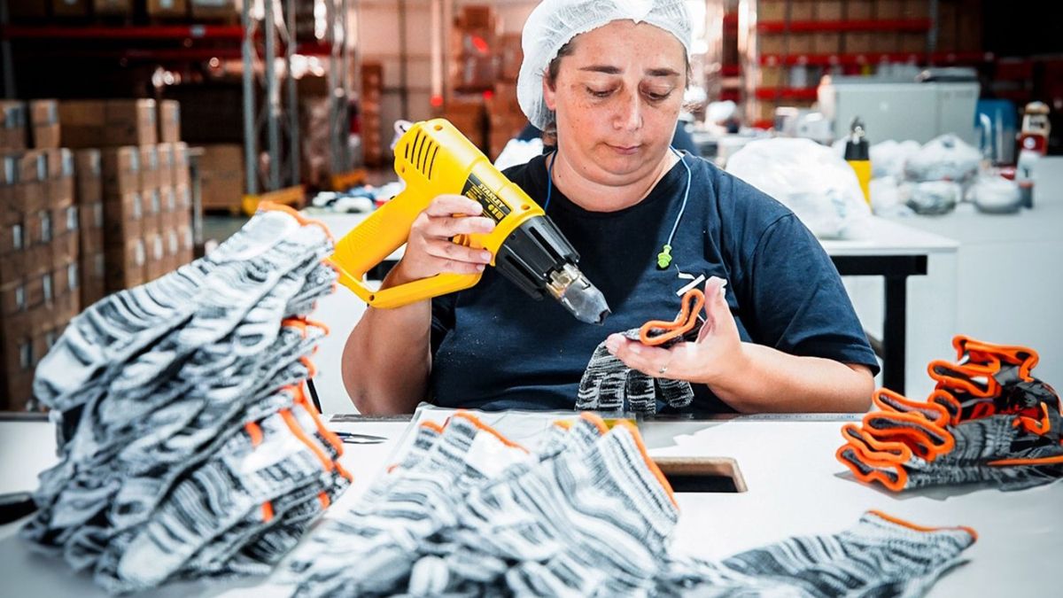 cuántas horas de trabajo cuesta un iPhone, un jean o un TV en cada provincia