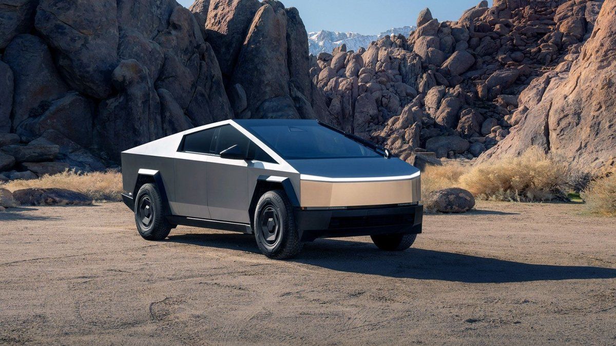Dejó su Tesla Cybertruck enchufado dos semanas y no volvió a encender: ¿qué pasó realmente?