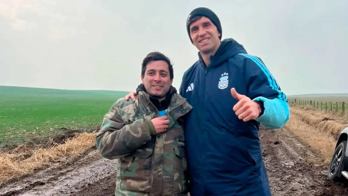 Dibu Martínez debió ser rescatado con su camioneta y el video se hizo viral en las redes sociales