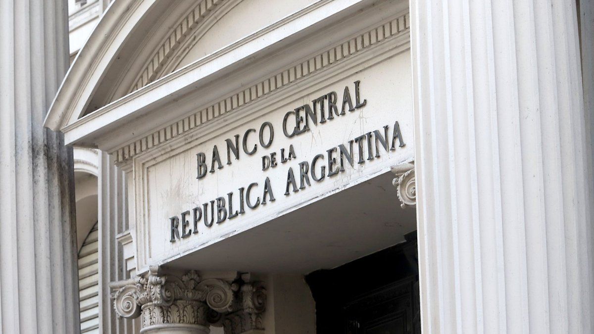 el BCRA compró el mayor monto en 30 ruedas y se quedó con el 57% del volumen del MLC