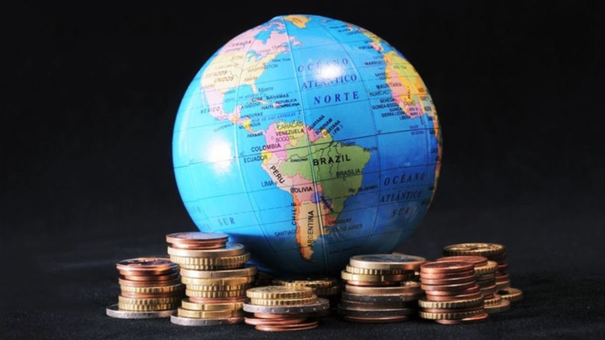 Debilitamiento global del dólar impulsa a las monedas y bolsas latinoamericanas