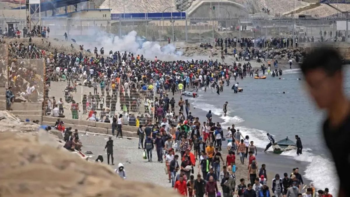 España afirma que de los 50.000 migrantes que ingresaron a Ceuta, la mitad ya regresó a Marruecos