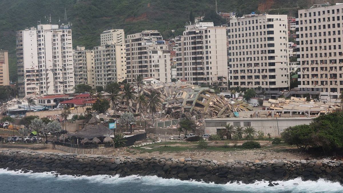 A casi un mes de los terremotos en Venezuela, buscan rescatar a dos personas que podrían seguir con vida